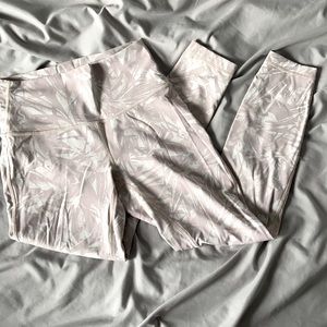 Size 6 wunder under pink and white lulu leggings